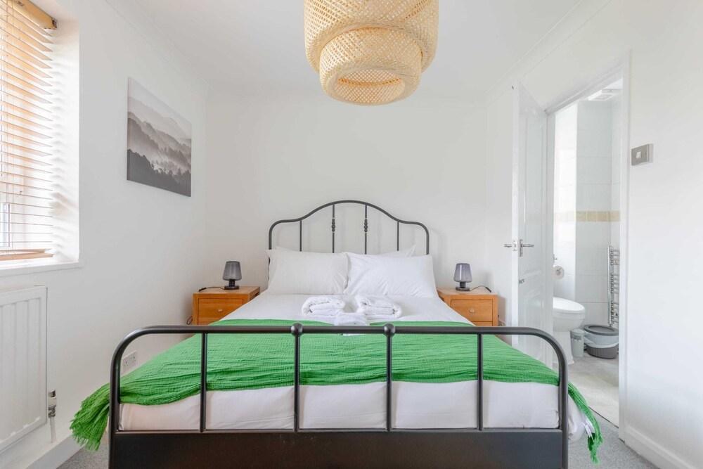 Spacious 3BD Flat, Close to Tube - Fulham! Room Type - Basic Apartment