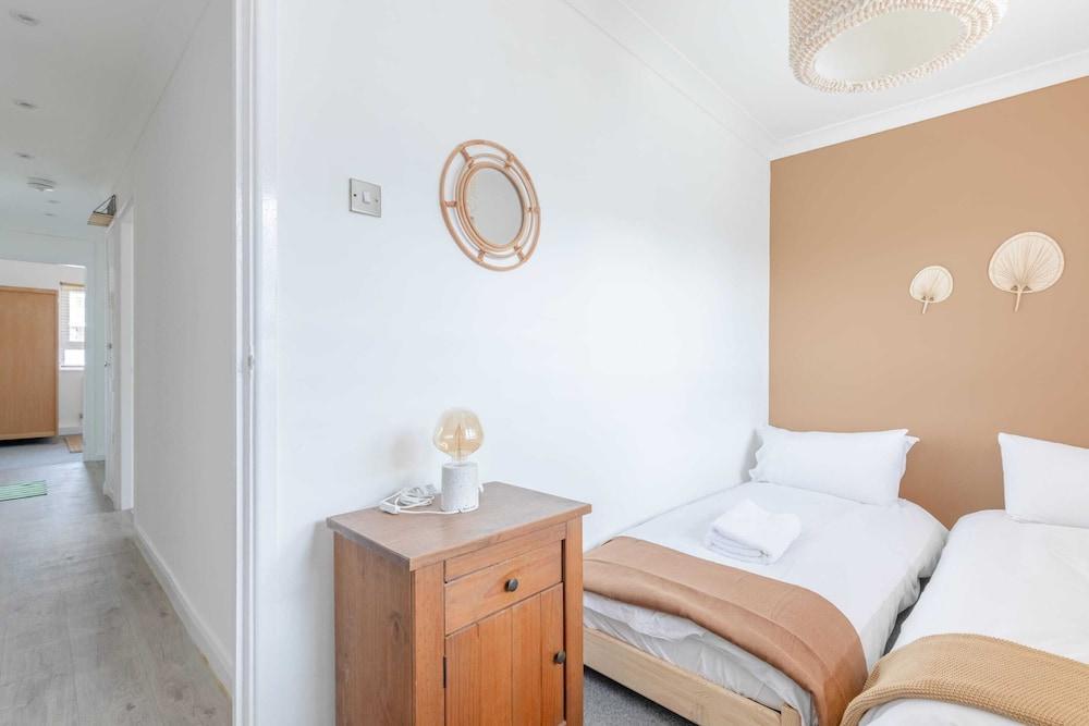 Spacious 3BD Flat, Close to Tube - Fulham! - Tap to explore photos
