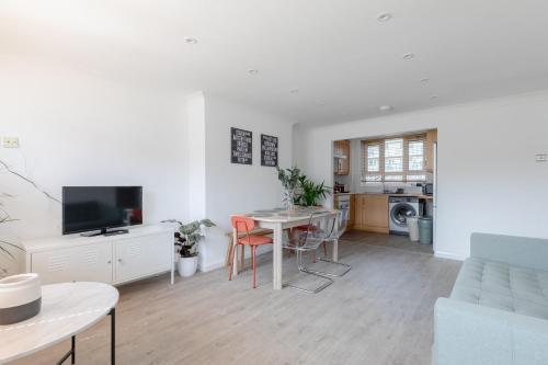Spacious 3BD Flat, Close to Tube - Fulham! - Tap to explore photos