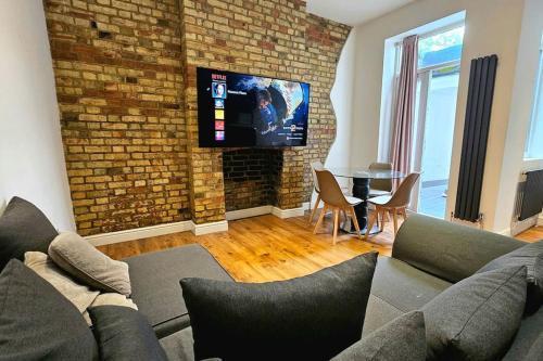 Super Cozy 2 bed 2 bath ground floor flat! - Tap to explore photos