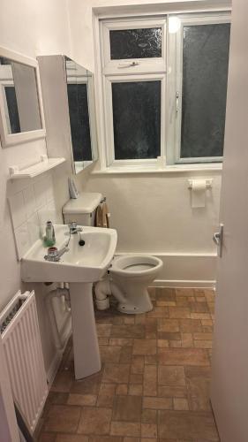 Beautiful 2 Bedroom Maisonette in East London - Tap to explore photos
