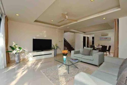 Big Lucky home in Laguna park - Tap to explore photos