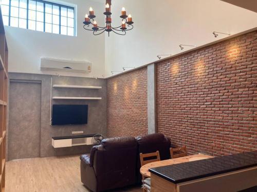 Entire guest house family friendly duplex in the city - Tap to explore photos