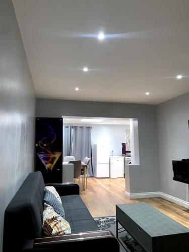 TMS Spacious 4 bedroom house! Free Parking! Crosby Dagenham! - Tap to explore photos