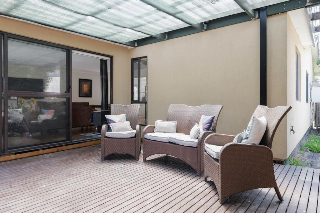 Seaford Escape - Simple Comforts, Perfect Location - Tap to explore photos