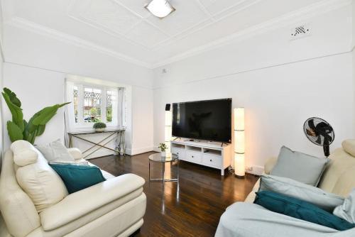 Elegant Family Retreat Near Beaches & Sydney CBD - Tap to explore photos