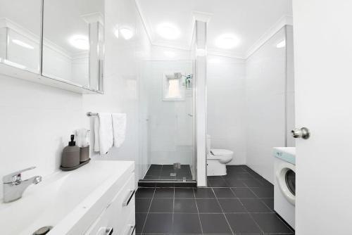 Elegant Family Retreat Near Beaches & Sydney CBD - Tap to explore photos