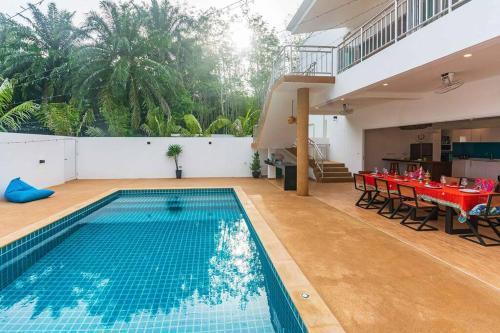Amidst tropical plantations and striking mountain views - Tap to explore photos