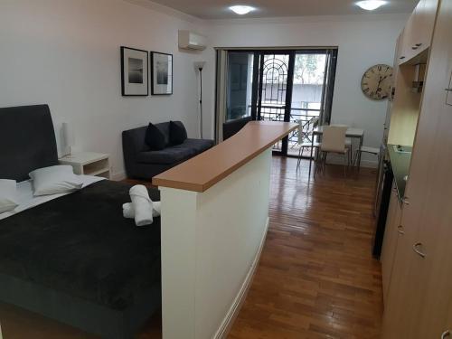 Accommodation Sydney Potts Point Pet Friendly studio apartment with balcony - Tap to explore photos