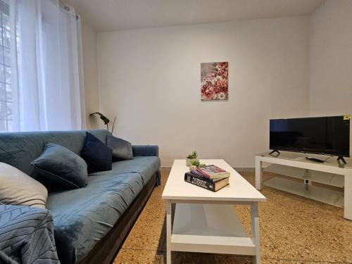Be Your Home - Isabella Bright Apartment - Tap to explore photos