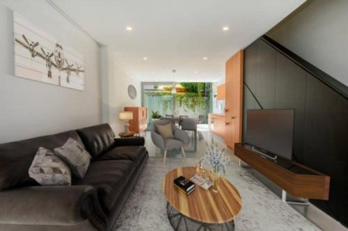 Chic Abode in Trendiest Suburb Room Type - Two-Bedroom House Chic Abode in Trendiest Suburb Room Type - Two-Bedroom House