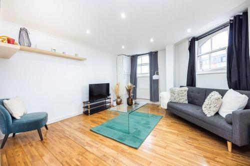 Stylish 2 Bedroom Haven by Liverpool Street - Tap to explore photos