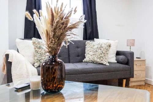 Stylish 2 Bedroom Haven by Liverpool Street - Tap to explore photos