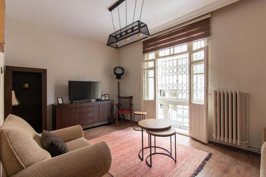 Historic 2BR Nisantasi Sisli Flat High Ceilings - Tap to explore photos