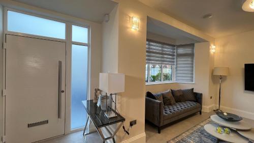 Luxury 5 bedroom house with free car park - Tap to explore photos
