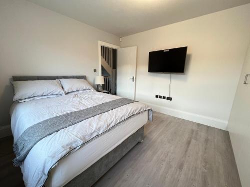 Luxury 5 bedroom house with free car park - Tap to explore photos