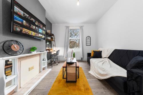 Elegant 1 Bdr Flat in Goodmayes w Free Parking - Tap to explore photos