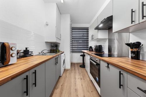 Elegant 1 Bdr Flat in Goodmayes w Free Parking - Tap to explore photos