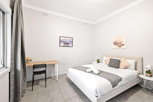 Rustic Queen Room - Conveniently Located - Shared Bathroom