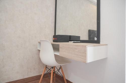 Strategic and Homey Studio Bassura City Apartment near Mall By Travelio - Tap to explore photos