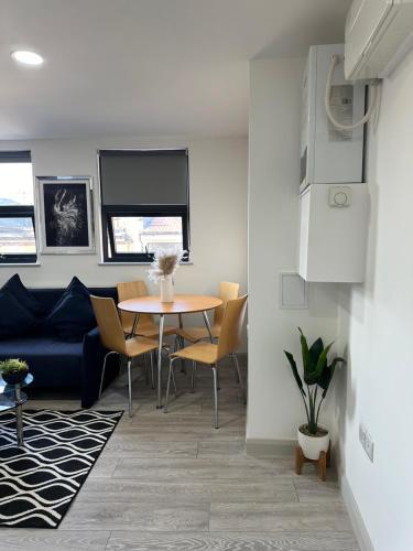 Modern 3 bedroom with 2 Bathroom in Central London - Tap to explore photos