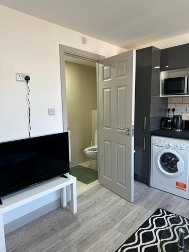 Modern 3 bedroom with 2 Bathroom in Central London - Tap to explore photos