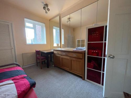 Single room 10 minutes to Central London - Tap to explore photos