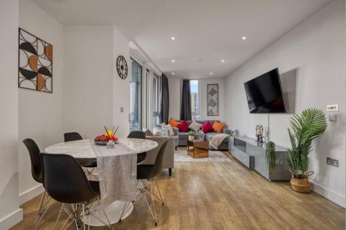 2 Bed & 2 Bath Next to Nine Elms Station - Zone 1 - Tap to explore photos