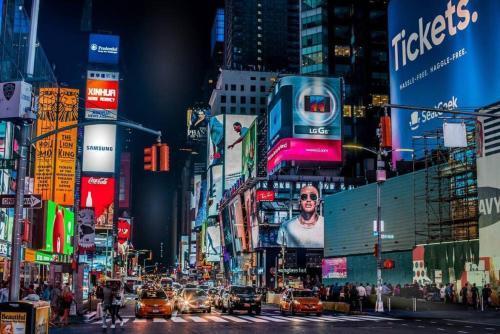 2BR Apt Walk to Restaurants & Time Square