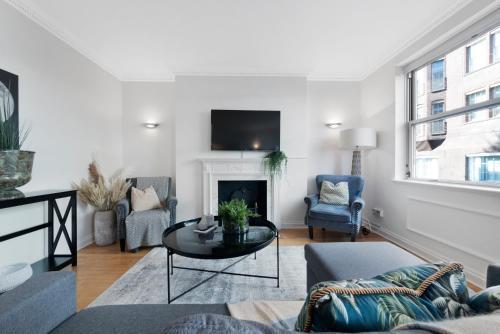Mayfair Mews Apartment- 2 Bed 2 - Tap to explore photos