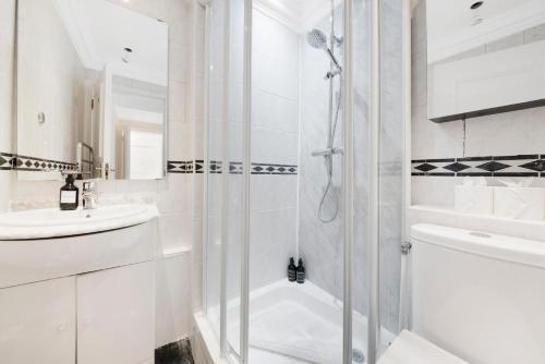Mayfair Mews Apartment- 2 Bed 2 - Tap to explore photos