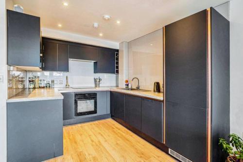 Spacious 2 Bed flat - Woolwich - Elizabeth Line - Tap to explore photos