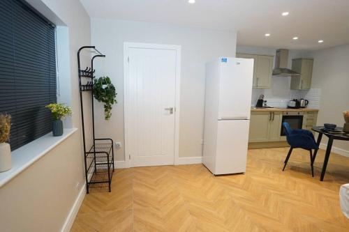 Easy 2 Manage Wisteria House, Heathrow Haven, Free Parking - Tap to explore photos