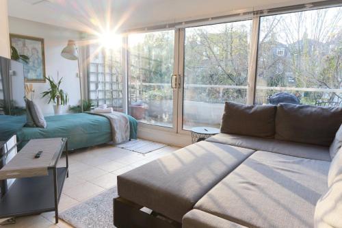 Hyde Park Apartment - 5 sleeps - Parking - Tap to explore photos