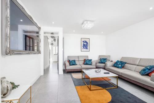 Modern Luxury 4 Bedroom House in Hornchurch - Tap to explore photos