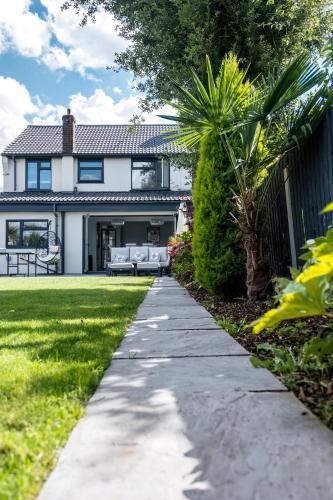 Modern Luxury 4 Bedroom House in Hornchurch - Tap to explore photos