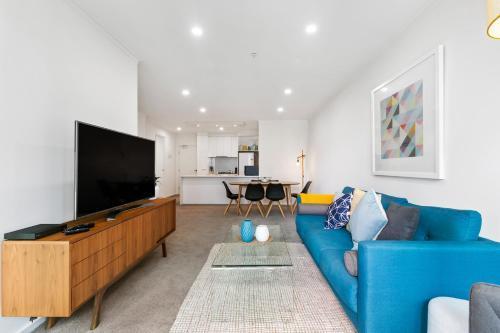 Central Southbank Apt w Balcony, Pool & Parking - Tap to explore photos