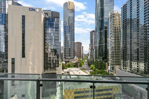 Central Southbank Apt w Balcony, Pool & Parking