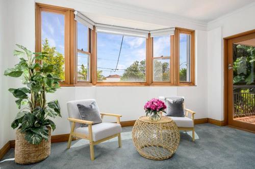 Tranquil Ocean-View Retreat in Dover Heights - Tap to explore photos