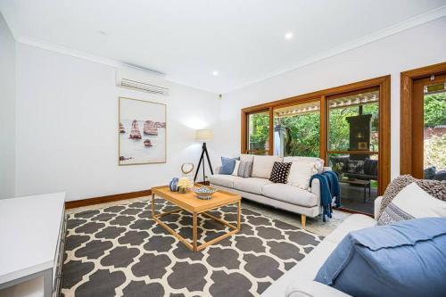 Tranquil Ocean-View Retreat in Dover Heights - Tap to explore photos