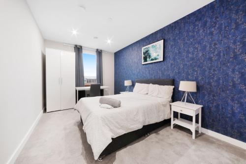 Modern 2 Bed Heart of Elephant Castle - Tap to explore photos