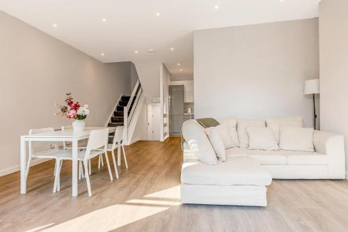 Bright 3BR duplex flat with a terrace in Clapham - Tap to explore photos