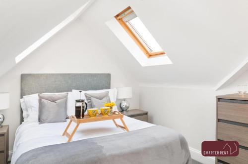 Richmond - 2 Bedroom Duplex Flat - With Parking - Tap to explore photos