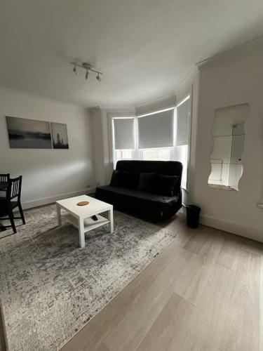 Cosy one-bedroom furnished flat! - Tap to explore photos