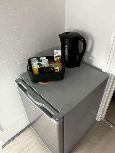 Cosy one-bedroom furnished flat! - Tap to explore photos