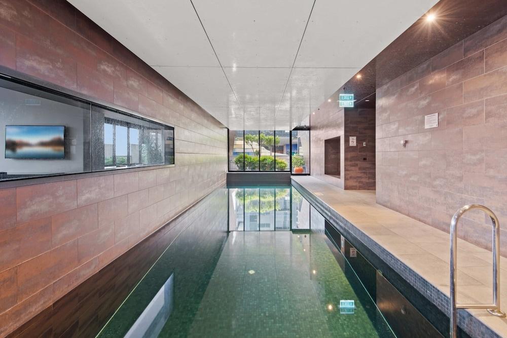 Modern 1-bed City Apartment With Pool and Gym - Tap to explore photos