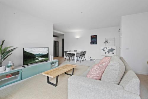 Modern 1-bed City Apartment With Pool and Gym - Tap to explore photos