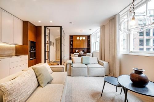 Covent Garden 2 bed 2 bath duplex - Tap to explore photos