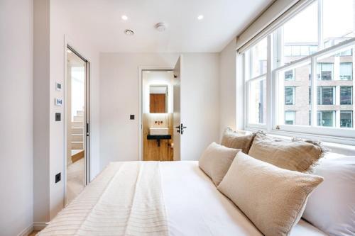 Covent Garden 2 bed 2 bath duplex - Tap to explore photos