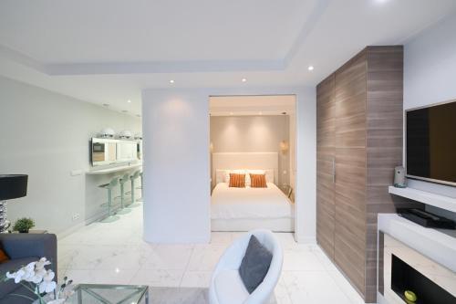 Modern & peaceful 1BD APT by Champs-Elysees with AC - Tap to explore photos